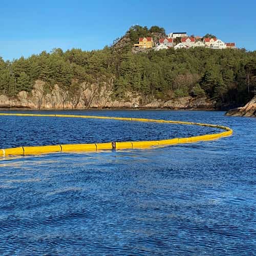 Floating marine containment booms